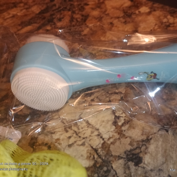 SpongeBob beauty set includes microfiber hair towel two facial brushes and match - Picture 5 of 5